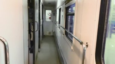 Tren vagonunun içinde. Taşıma ve seyahat kavramı
