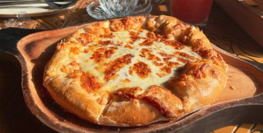 Geleneksel Gürcistan yemeği khachapuri 'nin pişirildiği bir restorandaki masaya yakın plan.