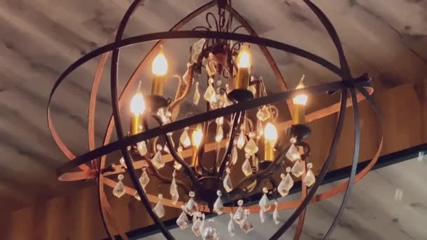 Vintage antiken Kronleuchter in einem gemütlichen Restaurant. Stimmungsvolles Interieur-Video — Stockvideo