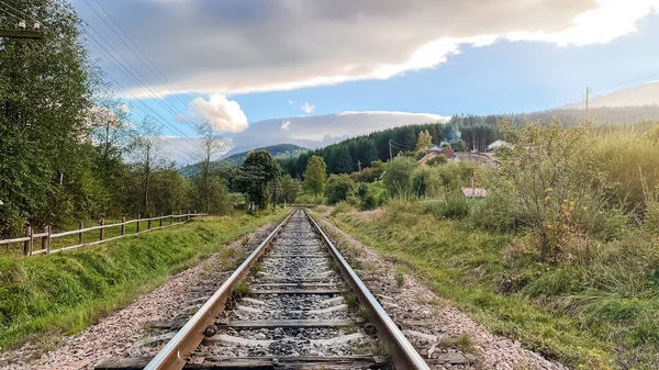 Eisenbahngleise vor dem Hintergrund der Dorflandschaft — Stockfoto