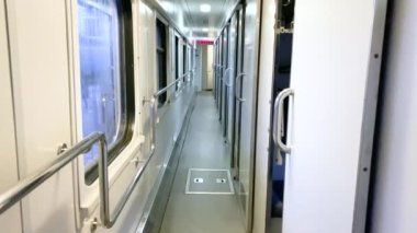 Tren vagonunun içinde. Taşıma ve seyahat kavramı