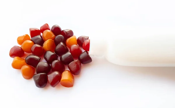 Kırmızı, turuncu ve mor multivitamin sakızları beyaz arka planda izole edilmiş.. 