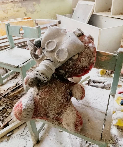 Zabawki dla dzieci pokryte kurzem i gruzami w ruinach opuszczonego domu. — Zdjęcie stockowe