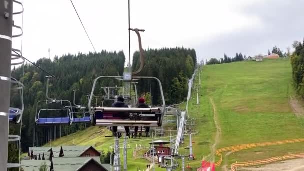 Lift in the off-season at a ski resort. Active recreation and sports concept — Stock Video