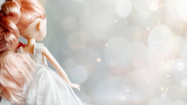 Magiczne zdjęcie. Lalka w białej sukience z różowymi włosami stoi plecami na magicznym tle bokeh — Zdjęcie stockowe