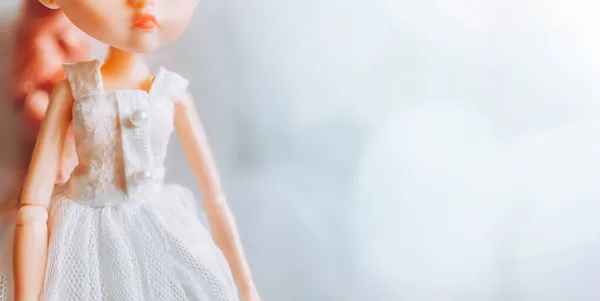 Lalka w białej sukience z różowymi włosami stoi na magicznym tle bokeh. — Zdjęcie stockowe