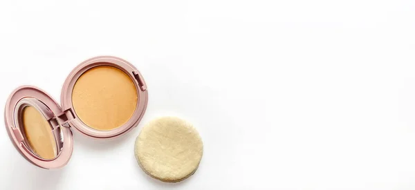 Polvo compacto para maquillaje de color natural aislado sobre un fondo blanco — Foto de Stock