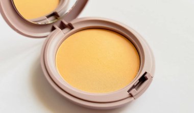 Doğal renk makyajı için kompakt toz beyaz arkaplanda izole edilmiş.