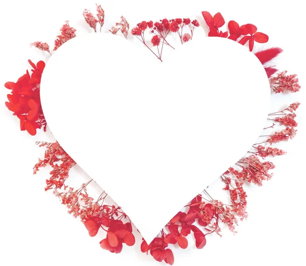 La composición de las flores de las flores rojas en forma del corazón sobre el fondo blanco. Plantilla de primavera, verano para tus proyectos — Foto de Stock