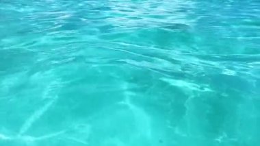 Okyanusun masmavi suyuna yakın çekim. Tatil ve seyahat kavramı