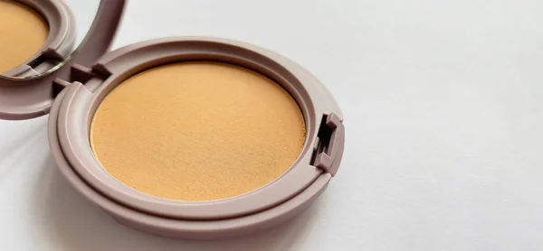 Polvo compacto para maquillaje de color natural aislado sobre un fondo blanco — Foto de Stock