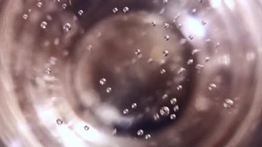 Bardakta şampanya kabarcıkları var. Şenlik konsepti. Tatil tanıtım videoları. 