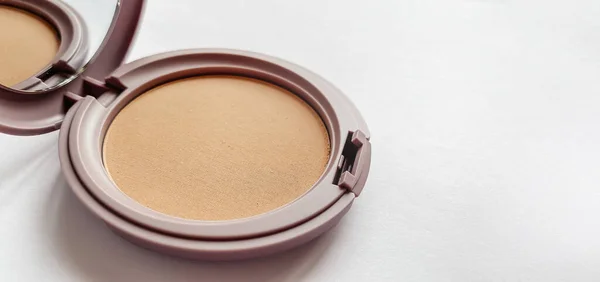 Polvo compacto para maquillaje de color natural aislado sobre un fondo blanco — Foto de Stock