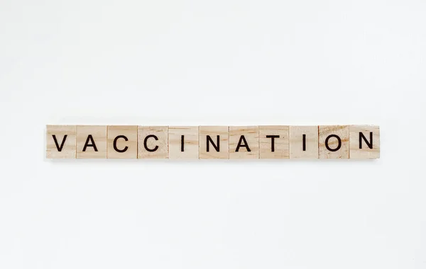 Mise en page avec le mot vaccination à partir de lettres en bois — Photo