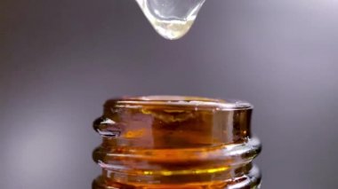 Bir damla yüz serumu olan boru ya da yüz için yağ ve güzel siyah arka planda hyaluronik asit, yakın plan.