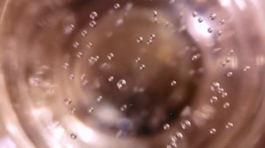 Bardakta şampanya kabarcıkları var. Şenlik konsepti. Tatil tanıtım videoları. 