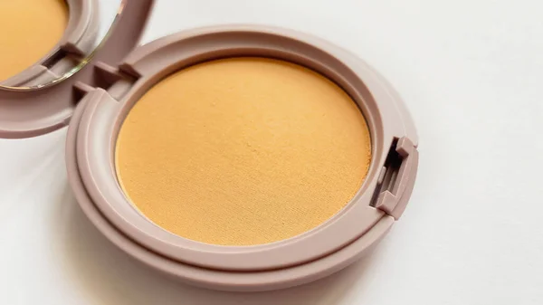 Polvo compacto para maquillaje de color natural aislado sobre un fondo blanco — Foto de Stock