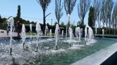 Yazın şehir çeşmesine yakın çekim. Eğlence ve eğlence konsepti