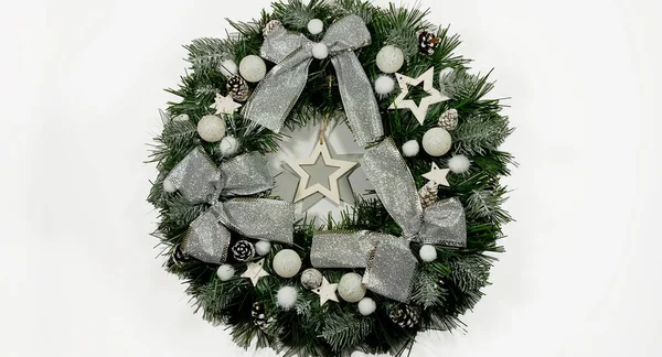 Grinalda de Natal decorando a porta da frente para as férias feitas de abeto, arcos de prata, estrelas e bolas de Natal isolados no fundo branco — Fotografia de Stock