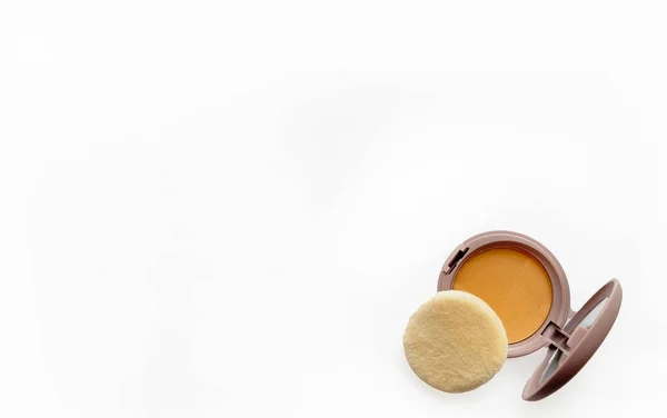 Polvo compacto para maquillaje de color natural aislado sobre un fondo blanco — Foto de Stock