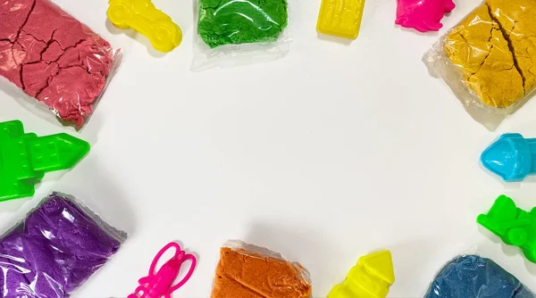 Çerçeve şeklinde şekillendirmek için kullanılan çocuk kinetik kumun ve kalıpların yerleşimi. Çocuk gelişimi