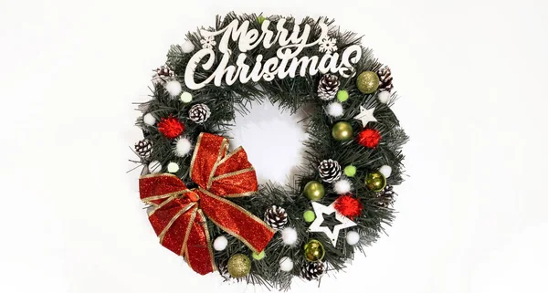 Corona de Navidad decorando la puerta principal para las fiestas hechas de abeto, arcos de plata, estrellas y bolas de Navidad aisladas sobre fondo blanco — Foto de Stock