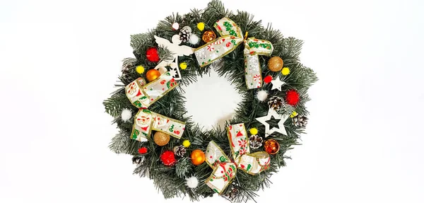 하얀 배경에는 가문비나무, 은 활, 별, 크리스마스 공으로 장식된 크리스마스 화환 이 있다. — 스톡 사진
