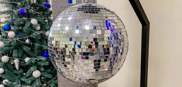 Close-up of a disco ball hanging in the hall during the celebration. — Foto Stock