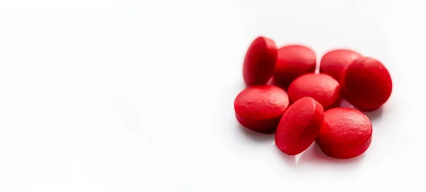 Focus selettivo, gruppo di pillole mediche rosse isolate su sfondo bianco. concetto di salute e medicina — Foto Stock