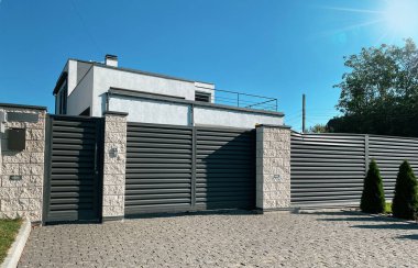 İki katlı gri özel bir ev.