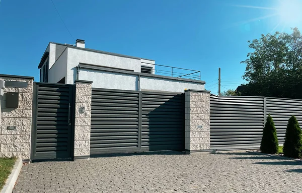 İki katlı gri özel bir ev.