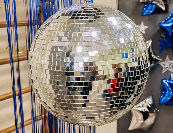 Primo piano di una palla da discoteca appesa nella sala durante la celebrazione. — Foto Stock