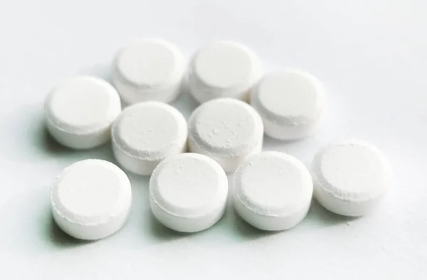 선택적 초점, 흰 배경에 분리 된 하얀 약의 그룹 건강 및 의학 개념 — 스톡 사진