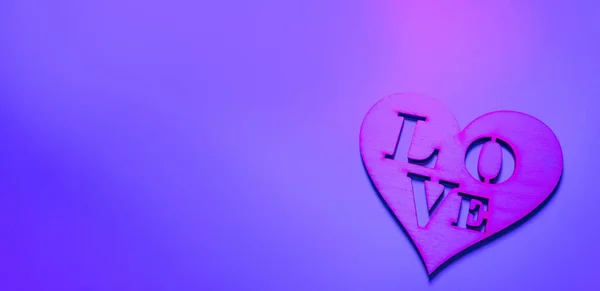 Srdce dřevěné s nápisem láska v módní barevný odstín roku 2022 velmi peri. Romantický koncept — Stock fotografie