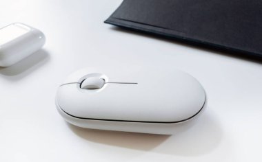 Not defteri ve dizüstü bilgisayarı olan beyaz bilgisayar faresi pankart biçiminde beyaz bir arkaplanda