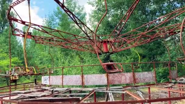 Εγκαταλελειμμένο πάρκο ψυχαγωγίας παιδιών της πόλης Pripyat στο οποίο κάποτε συνέβη μια καταστροφή και μια μεγάλη ποσότητα ραδιενεργών ουσιών απελευθερώθηκαν στο περιβάλλον — Αρχείο Βίντεο