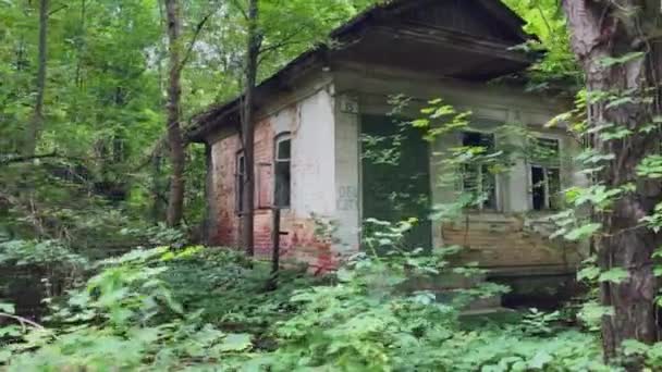 Çernobil Nükleer Santrali 'ndeki kazadan sonra Pripyat' ın terk edilmiş ve yıkılmış evleri. — Stok video