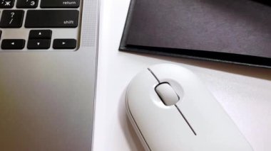 Not defteri ve dizüstü bilgisayarı olan beyaz bilgisayar faresi pankart biçiminde beyaz bir arkaplanda