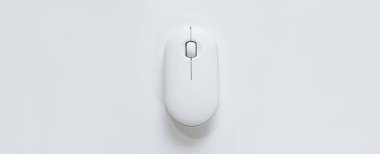 Pankart biçiminde beyaz arka planda bilgisayar beyaz faresi elinde. Bilgisayar ekipmanları ve aksesuarları