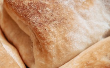 Taze pişmiş mayanın seçici odak noktası, hamur tatlısı. Pastalar ve fırın ürünleri