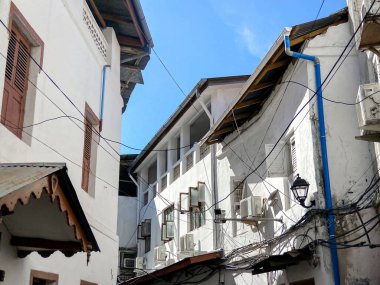 Stone Town, Zanzibar 'daki eski kasabanın sokak manzarası. Eğlence ve turizm konsepti