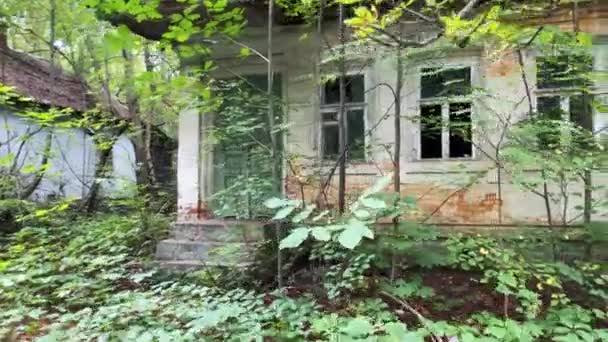 Casas abandonadas y destruidas de la ciudad de Pripyat después del accidente en la central nuclear de Chernobyl — Vídeo de stock