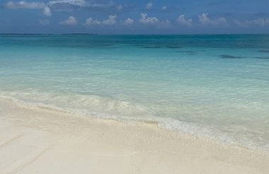 Seçici odak noktası, mavi gökyüzüne karşı Hint Okyanusu 'nun masmavi suyu. Eğlence ve turizm konsepti