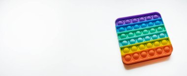 Çocuklar için gökkuşağı anti-stresli parmak itme oyuncağı beyaz arka planda izole edilmiş.