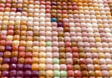 Yakından, renkli desenli kare elmas işlemeli parlak