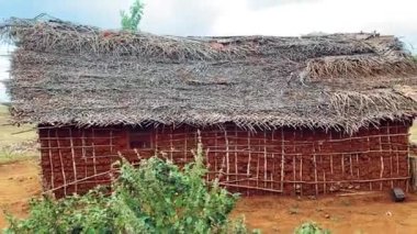 Yazın yerel Afrika köyü, kil evler, sazdan çatılar, muz ağaçları. Seyahat ve turizm kavramı