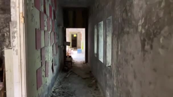 A csernobili atomerőműben történt balesetet követően Pripyat város elhagyott és lerombolt házai — Stock videók