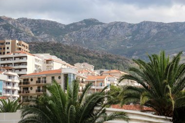Karadağ 'daki güzel dağların zeminine karşı parlak kırmızı ve turuncu döşemeli evler
