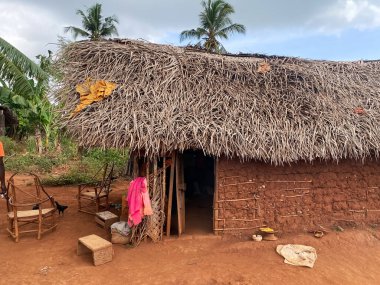 Yazın yerel Afrika köyü, kil evler, sazdan çatılar, muz ağaçları. Seyahat ve turizm kavramı