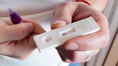 Beyaz adam koronavirüs için antijen testi yapıyor. Sonuçları beklemenin aşaması